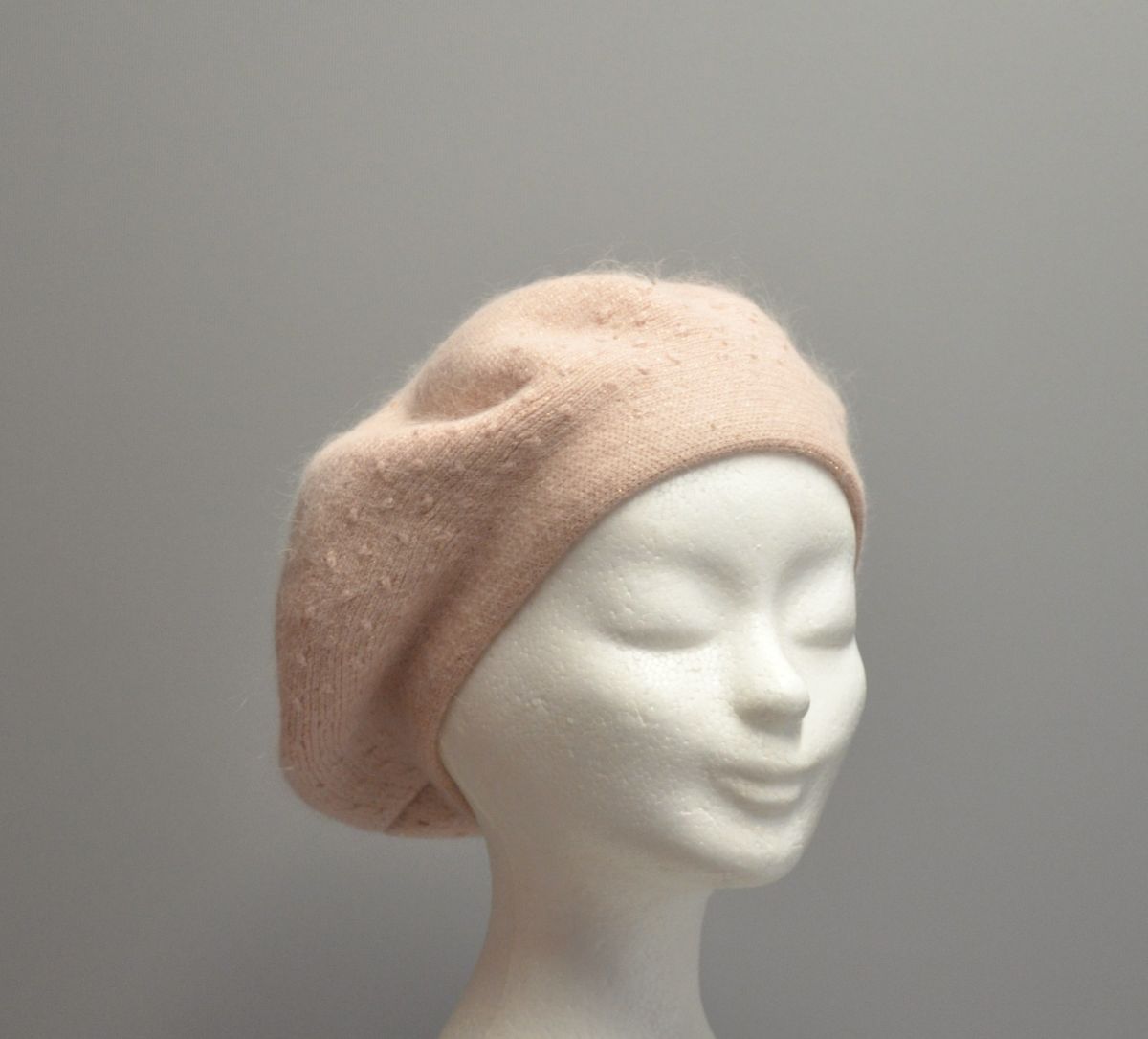 baret in een gebreide stof met fantasie