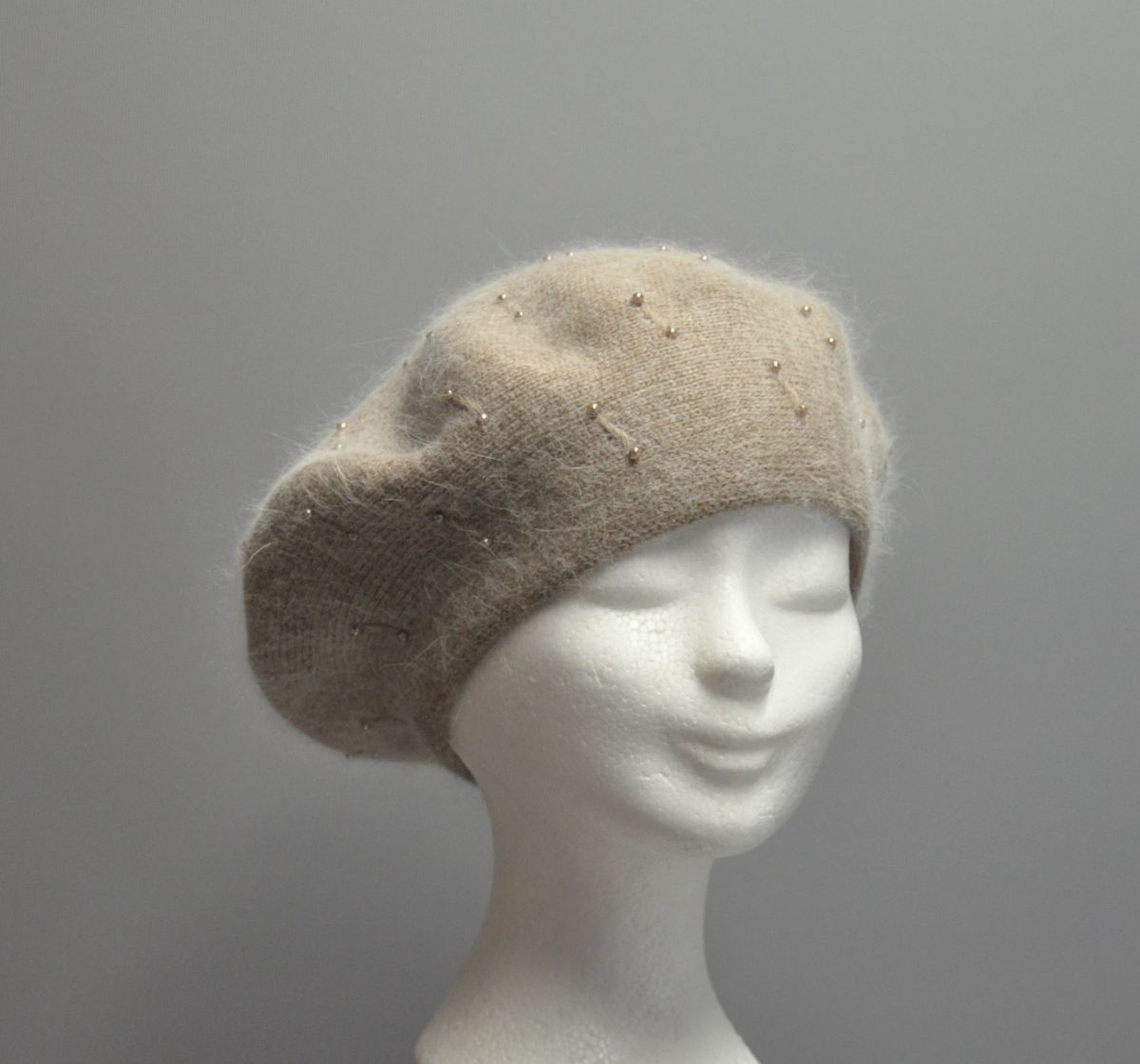 baret in een gebreide stof met fantasie
