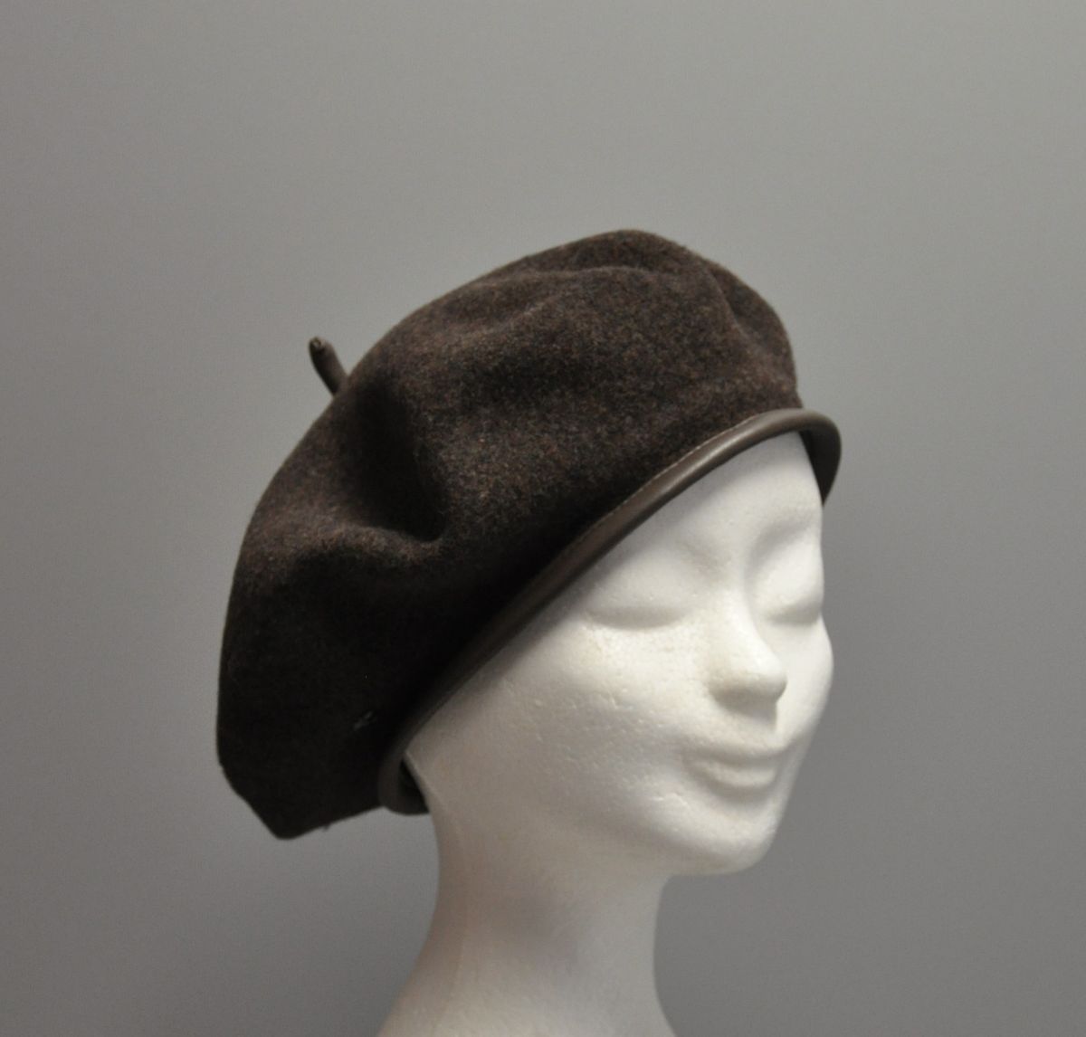 baret in vilt met lederen bandje