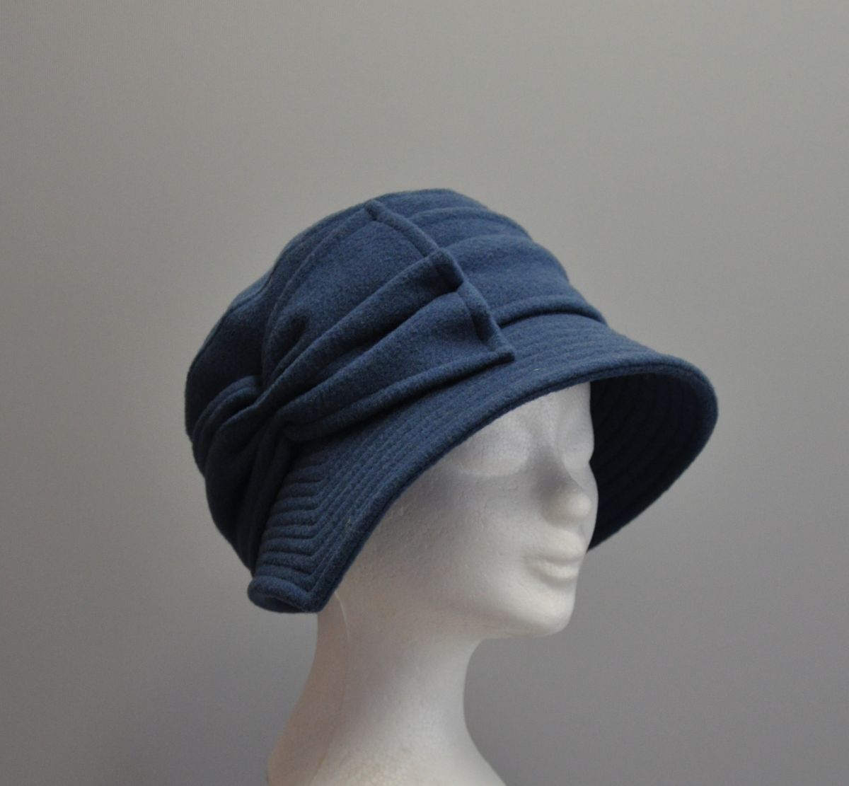 dameshoed met assymetrisch design